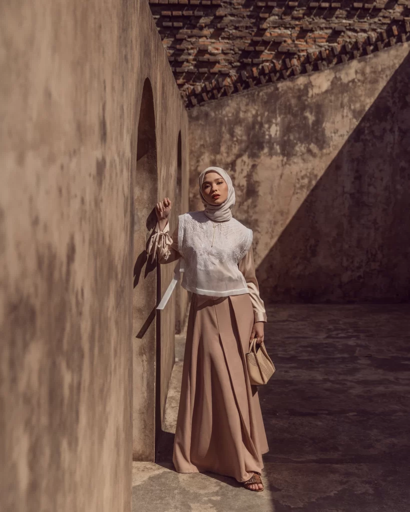 Nuansa Apparel Lyan Outer White, Aruna Top Cashmere, Rarjini Skirt Almond- @kamiidea